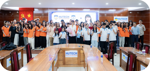 Ảnh tập thể tại HUTECH